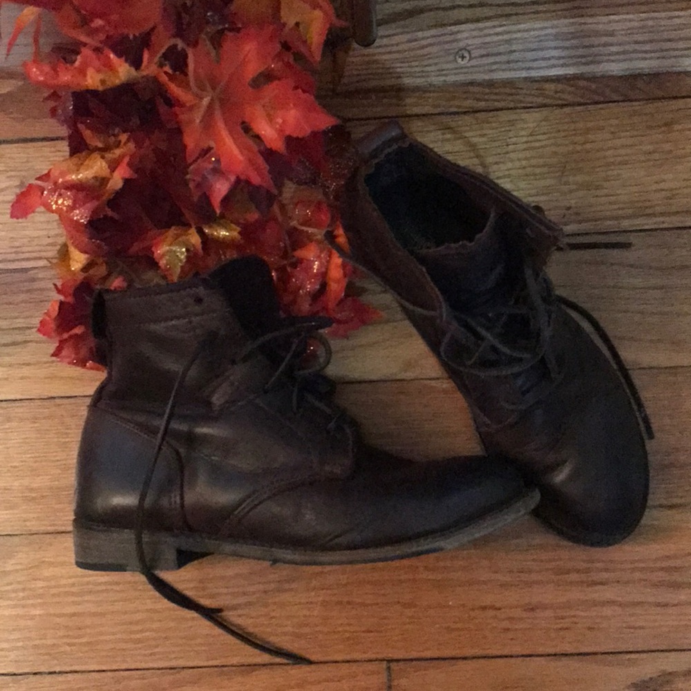 Vintage Shoe Company Laced Ankle Boots
